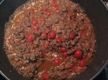 step11: 倒入酒和水約淹到牛肉邊緣即可，中小火煮滾；並加入糖拌勻；