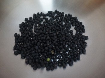 step1: 黑豆先用白鑊炒過, 放涼後浸水一小時, 撈起後隔乾水