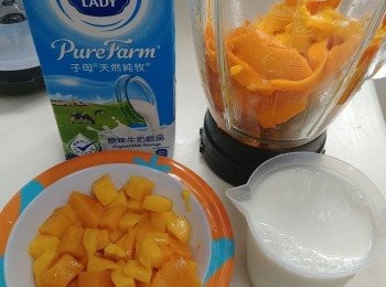 step1: 芒果起肉，1個切粒放旁備用，其他放攪拌機加鮮奶椰漿中速打溶，攪拌好的芒果奶過篩再倒回攪拌機備用(過篩可隔去芒果絲，令布甸更香滑。