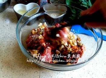 step3: 放入大碗內加入蒜粒 , 乾蔥粒及醃料拌勻靜待1小時