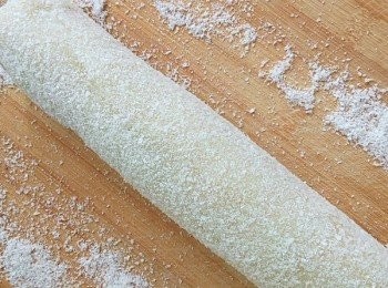 step6: 然後切成小段即可，另外一個麵團同樣操作就行了。