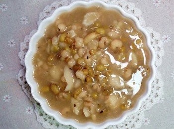 step2: 鍋裡加水、加綠豆、薏米，大火煮沸，然後轉中火煮至綠豆開花，再倒入百合，煮10分鐘，加適量糖即可。