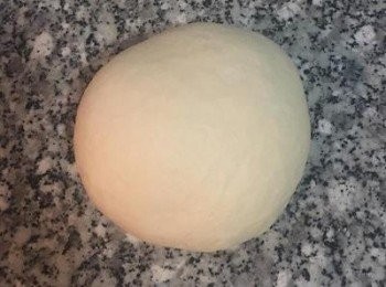 step8: 接下來取出鬆弛過的麵糰，揉到均勻。