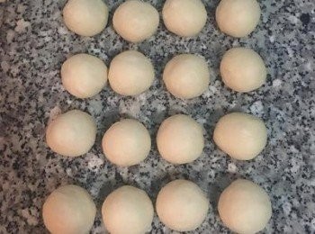 step13: 取出後秤重分割成想要的數量，這次做的是4x4=16,單顆約45～46g,