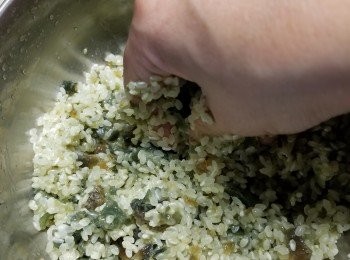 step3: 將1隻皮蛋去殼洗淨後,放入200g珍珠米內揸碎皮蛋,與米拌勻醃1小時以上,用皮蛋醃米是會令到粥更綿滑