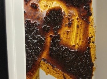 step3: Bruno預設大火, 用少許油爆香麻辣醬和乾辣椒, 加入熱水。