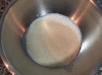 step3: 接下來進行<span class="group_1">包子皮</span>的製作，首先牛奶與糖和即溶酵母略混合；