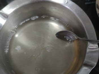 step2: 用凍水浸軟魚膠片後隔水備用。水200ml加砂糖放小煲煮至砂糖全部溶化後熄火再放入已軟化魚膠片搞到溶化。