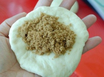 step6: 拿一份麵糰，搓圓、壓扁 ，包入<span class="group_2">餡料</span>，封口，搓圓 ，再壓一壓（也可包入芝士片和花生醬）