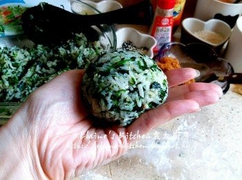 step9: 再放上少許豬肉鬆 , 再放上菠菜白飯 , 用保鮮紙輔助搓成球型