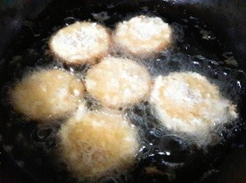 step15: 熱油鍋 , 把油熱好再加入可樂餅 , 煎炸至二面金黃即可取出