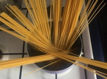 step1: 滾水放鹽同橄欖油，再放意粉。時間可根據包裝袋上的時間。完成後預留一杯意粉水。