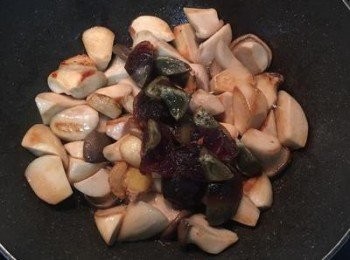 step10: 再倒入煎過的皮蛋；