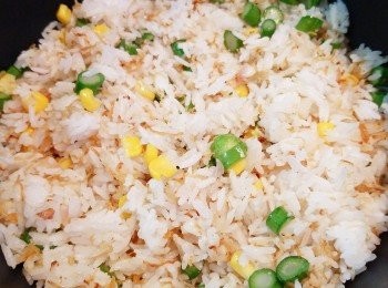 step8: 加入冷飯/芥蘭頭粒/粟米粒炒。