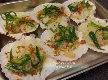 step4: 先加熱少許油, 再將蔥絲爆一爆香, 之後將金蒜撒在扇貝上, 最後將蔥絲和油淋在扇貝上, 喜歡可落少許生抽。