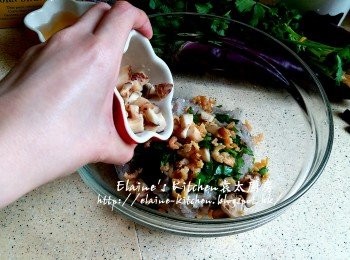 step3: 鯪魚肉放入大碗內 , 逐一加入芫茜碎 , 蝦米 , 冬菇粒 , 鹽 , 胡椒粉及麻油拌勻