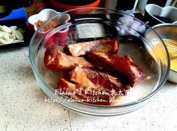 step7: 將要煎的金沙骨放入大碗內 , 加入蛋白拌及生粉拌勻靜待10分鐘