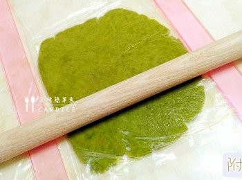 step5: 將麵糰擀平 ( 附圖2 )
厚度約： 抹茶口味2cm、原味1cm、紅麴口味滾成圓形。
