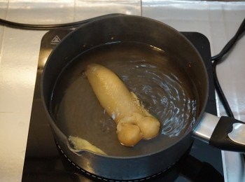 step4: 花膠放入水，跟薑蔥一起煲十五至二十分鐘後關火，剪開洗乾淨花膠筒備用
