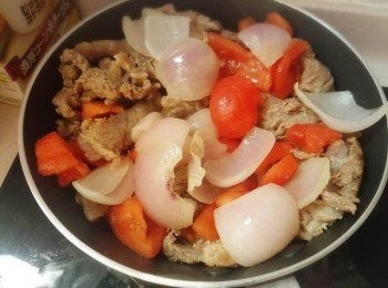 step9: 再加入洋蔥、番茄、紅蘿蔔炒一陣。