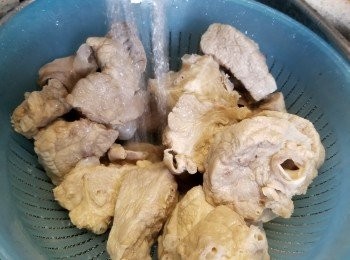 step4: 然彼再將豬肺沖洗乾淨