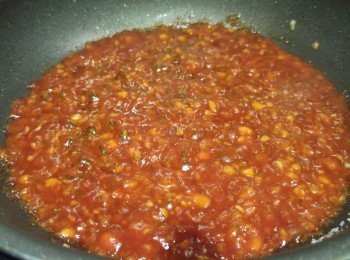 step5: 先用油爆香蒜蓉和乾蔥蓉, 之後加入菇汁茨, 當茨汁滾後下大蝦。