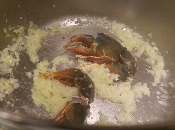 step5: 使用真空煲內胆不銹鋼煲烹調, 用少許油和牛油爆香蒜蓉, 再爆香洋蔥蓉和Rosemary, 之後下調味料鹽和糖炒混,  蟹蚶落鑊先炒一會兒。