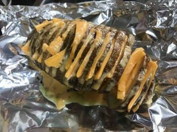 step5: 將芝士片切細，攝入焗薯內(芝士煙肉醬焗薯用)
再用錫紙包好，180C焗15分鐘
食得啦!!!!