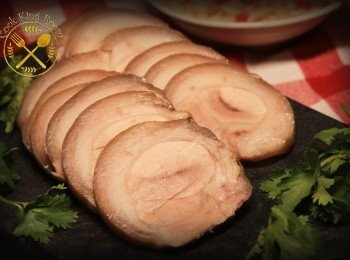 step1: 豬手洗淨出水備用
鹵水料煮滾轉細火煮多20分鐘放涼