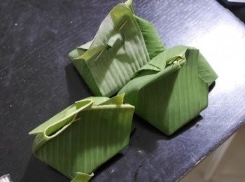 step6: 6. 取香蕉葉容器或家用玻璃可高溫蒸煮的容器，置入含滿海
鮮料的蛋液後，放入蒸籠蒸20 分鐘，取出，撒上辣椒絲