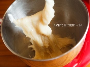 step2: 接著在kitchenaid多功能攪拌機的鋼盆上抹上一層油，放入蒸好的糯米團，淋上少許的油，並使用C型攪拌器將糯米團揉出Q性後放涼備用。(註1)