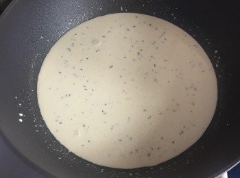 step3: 再加入忌廉及檸檬皮，不停攪拌至微滾及汁變厚（約6-8分鐘)反加入檸檬汁、意粉水及Basil攪勻後關火，再加入意粉撈勻即可。如想有靚賣相，上碟後可加上Basil在表面。