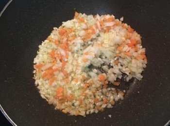 step7: 鍋燒熱後，倒入適量橄欖油，炒香洋蔥、蒜末和紅蘿蔔丁；
