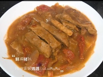 step1: 豬扒洗淨。
用油，生粉，生抽，醃5分鐘
切好洋蔥番茄備用
熱鑊加油放豬扒
先煎一邊，煎到金黃帶香，
再反轉另一邊煎熟撈起
炒洋蔥番茄，加水焗，
略炒再加點水、茄汁，糖炒勻
放豬扒煮一會便可