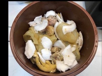 step1: 雞殼<a href="https://bit.ly/3kLFTWO" target="_blank" data-keyword="雞腳" class="guide-link"><strong>雞腳</strong></a> <span style="display:inline-block;vertical-align:middle;margin-top:-3px;color:initial;border-radius:3px;padding:2px 3px;font-size:12px;line-height:14px;background:#87d300;color:#fff;">即買</span> 瘦肉出水去血水，記得是凍水落才有效去清血水