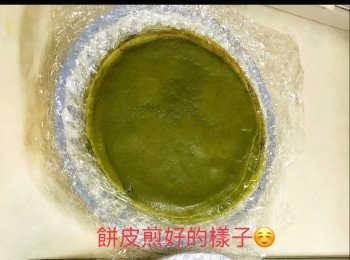 step7: 記得煎好的每一塊餅皮， 要用保鮮紙或烘焙紙分隔一下， 避免黏在一起