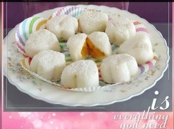 step1: 將所有粉類及糖先拌勻，加椰漿和奶倒入再拌勻至無粉粒，最後加菜油拌勻，將已全部拌勻的材料，倒進已掃油的平底器皿