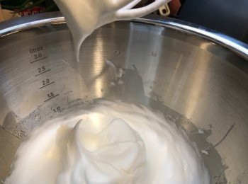 step1: 用中速打散蛋白至白色起泡，分三次加入糖打至廷身起勾（第一、二次用高速，在第三次時加入粟粉，轉中速打至勾），再用慢速打半分鐘
