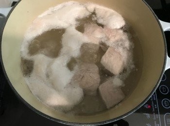 step3: 見白泡浮起後熄火，撈起瘦肉過冷河