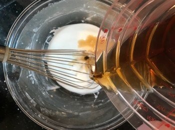 step7: 趁熱將糖水撞入粉漿中，期間不斷搞拌