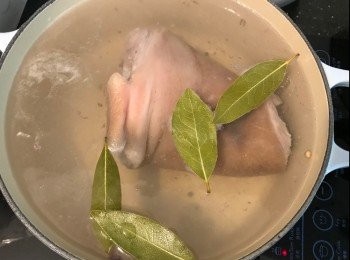step2: 先將咸豬手解凍，放入已㷛滾的水內，加入白醋、月桂葉、白胡椒粒，中火煮45分鐘（水要蓋過豬手）