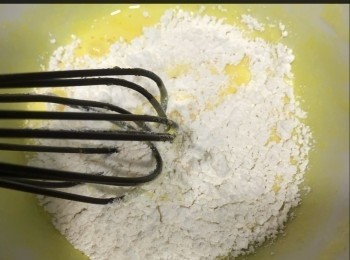 step4: 製作吉士醬，先將蛋黃加入砂糖打發至淡黃色，再加入麵粉混合好