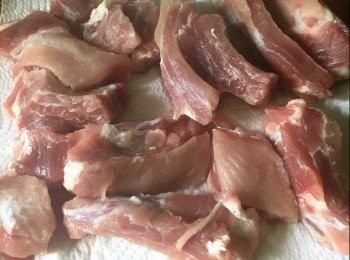 step2: 醃料：
韓式BBQ醬 1湯匙
韓式辣醬 1湯匙(可根據自己喜愛的辣度調較）
韓式大醬 1湯匙
意大利黑醋 1湯匙
黄糖 1湯匙
韓式麻油 1湯匙
蒜蓉2粒
韓國真露 半杯(可用料理酒代替）
(將以上材料伴勻）