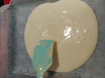 step5: 倒入焗盤，整平後"鄧"走氣泡，放入焗爐中層170度焗5至7分鐘，再轉150度焗5至7分鐘。不要焗得太耐，因為太薄好易焗乾。