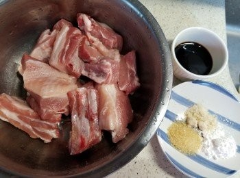 step1: 1斤新鮮骨排洗淨後用醃料:1茶匙生粉,1茶匙砂糖,半茶匙雞粉,1湯匙生抽,醃15分鐘以上備用