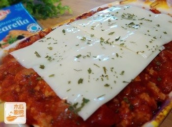 step6: 最上面加多兩片芝士增添風味^,^ 灑上少許香草