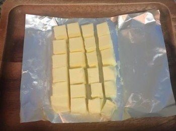 step6: 已放室溫下變半軟半硬的奶油，切成您要做的餐包份量，例如女漢子做4x4=16顆，就切成16塊。
圖示是24顆的量。