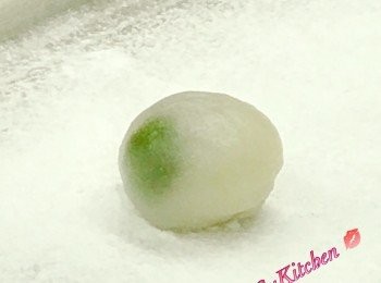step6: 包好後，裡面綠色外皮的方向最好向側邊，像葉子一樣。然後放上灑有片栗粉的托盤上以防沾黏。
