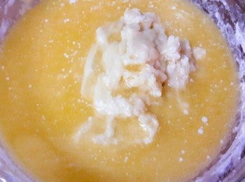 step5: 奶油隔水加熱溶化後加入麵糊中拌勻
