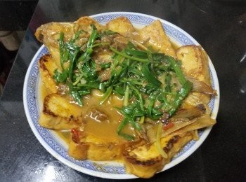 step9: 先將普寧豆腐切件 , 用中火煎至金黃色備用 .
將珍珠鱲上少少生粉 , 大火放入煎至半熟上碟 , 再起油鑊爆香蒜頭 , 乾蔥, 薑絲 , 少少辣椒碎 , 倒入冬蔭公醬稍為爆香 , 加約 250ml 水 , 雞粉 , 糖 , 半個青檸汁 , 少少魚露 , 先將豆腐再放珍珠鱲回鑊 , 蓋好煮滾約 1 分鐘 , 之後將豆腐先上碟排放好 , 再將珍珠鱲放上 , 將蔥段放入醬汁內稍為煮滾再淋上面 , 完成 .